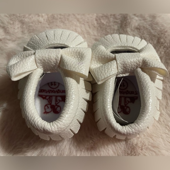 White Baby Moccasins with Bow - Picture 6 of 13